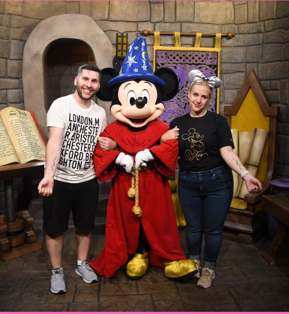 Martín y Mica junto a Mickey